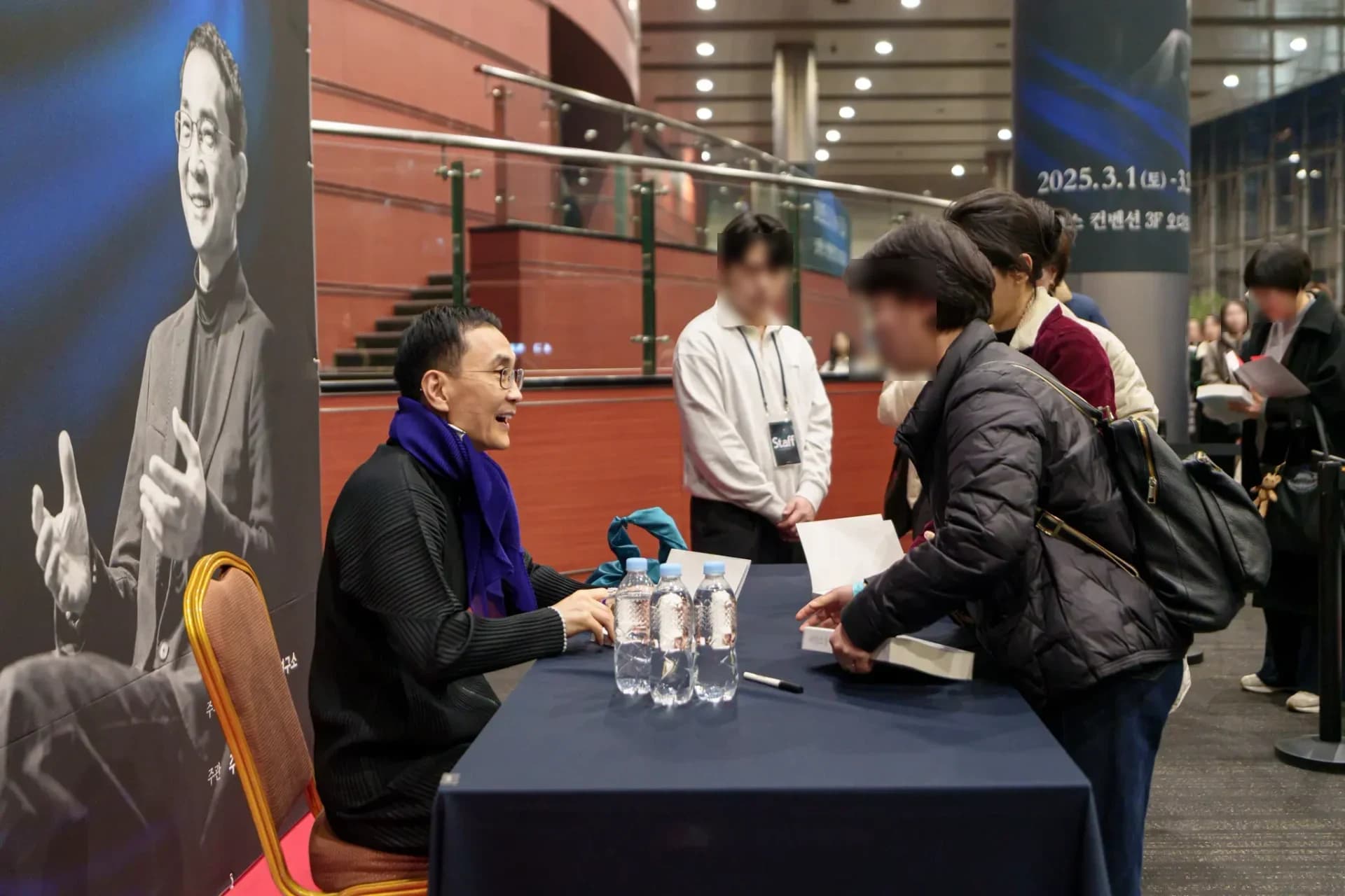 김주환 교수가 콘서트에서 참가자를 만나 대화하는 모습